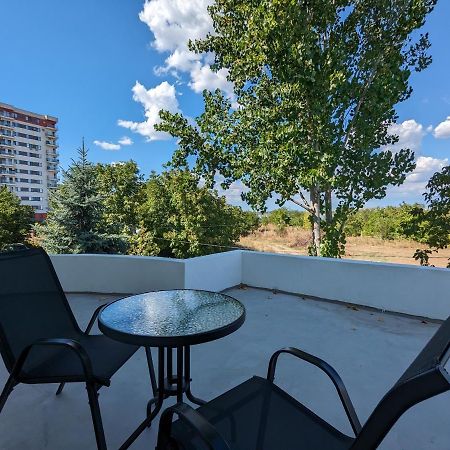 Horizon View Villa - Lakefront Terrace Suite Bucarest Exterior foto