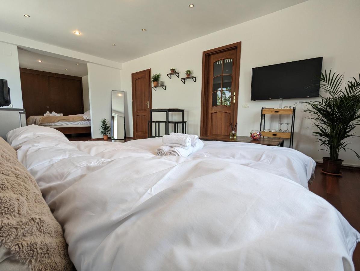 Horizon View Villa - Lakefront Terrace Suite Bucarest Exterior foto