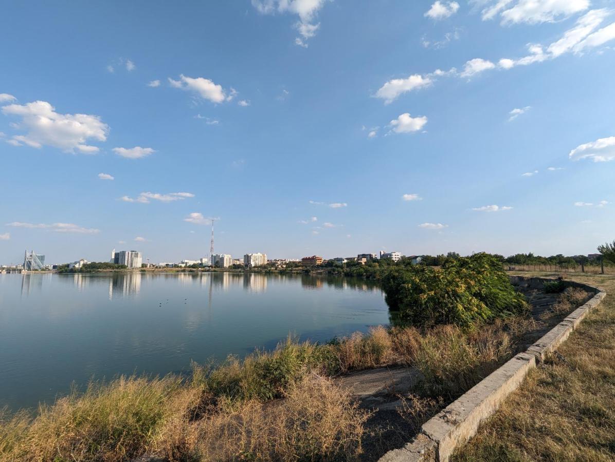 Horizon View Villa - Lakefront Terrace Suite Bucarest Exterior foto