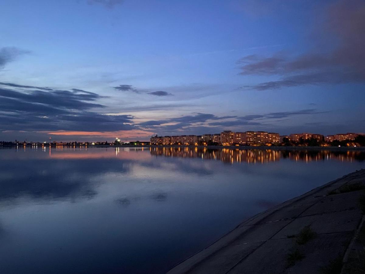 Horizon View Villa - Lakefront Terrace Suite Bucarest Exterior foto