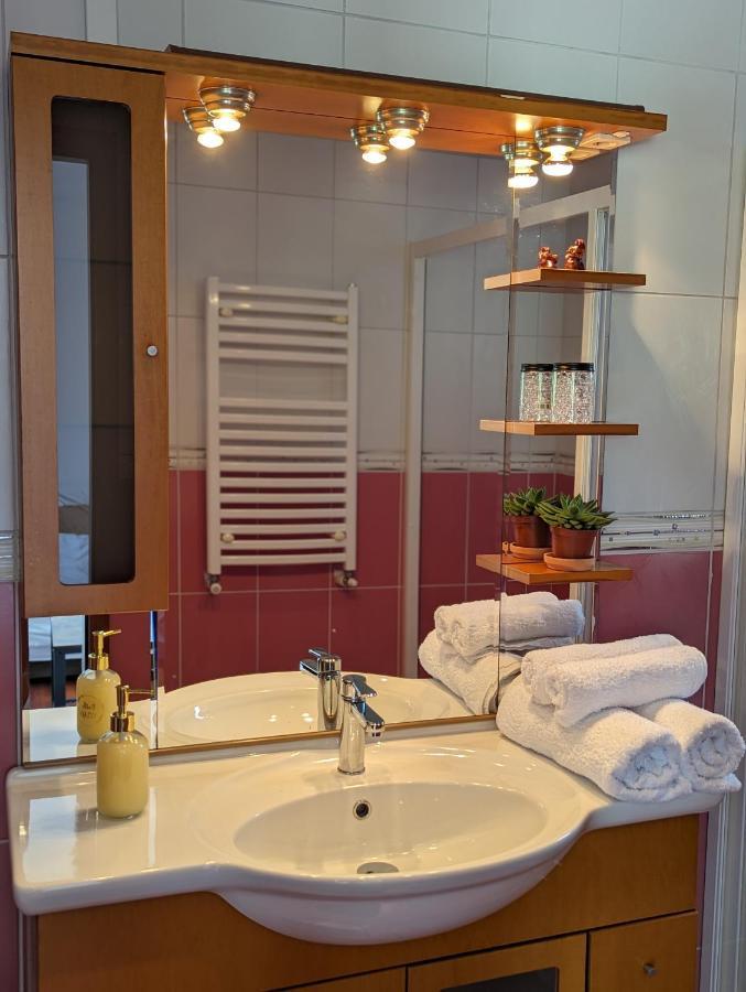 Horizon View Villa - Lakefront Terrace Suite Bucarest Exterior foto