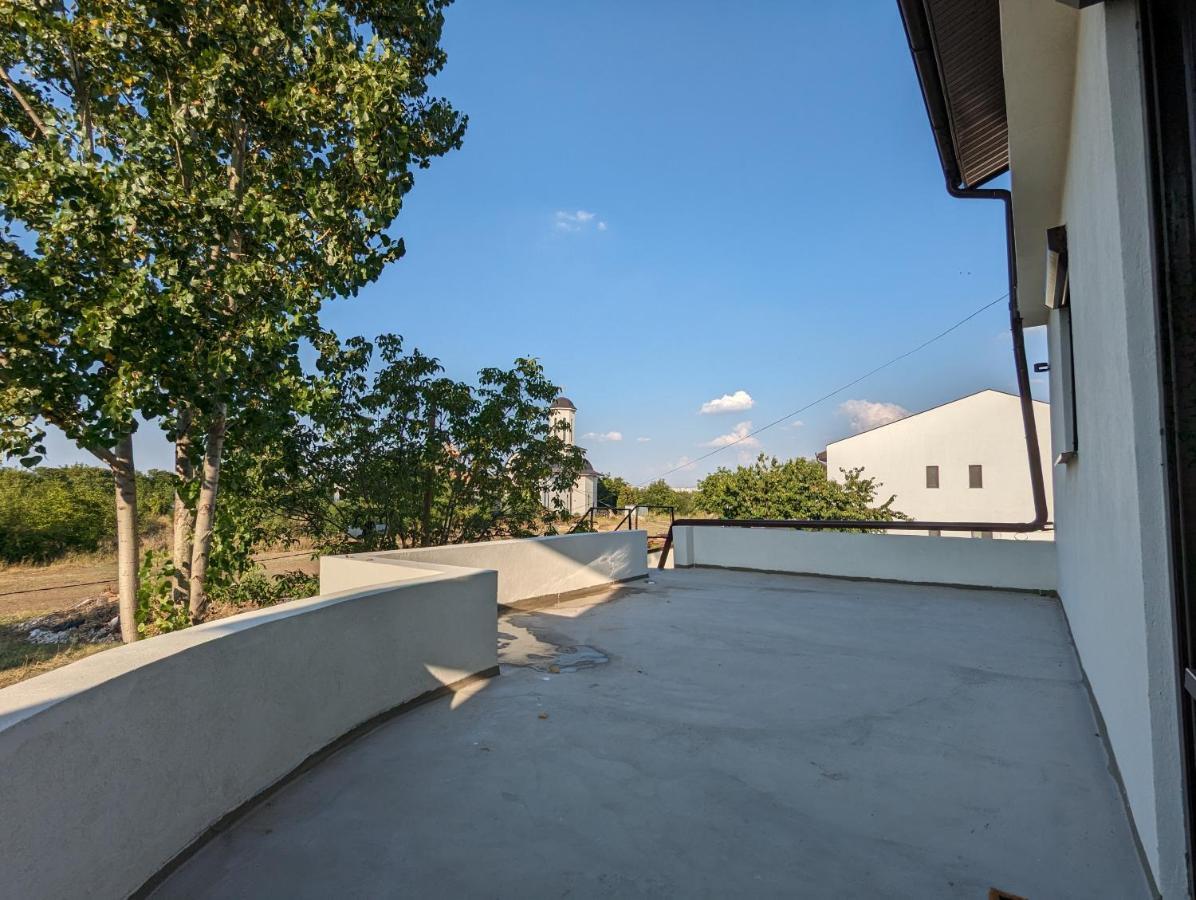 Horizon View Villa - Lakefront Terrace Suite Bucarest Exterior foto