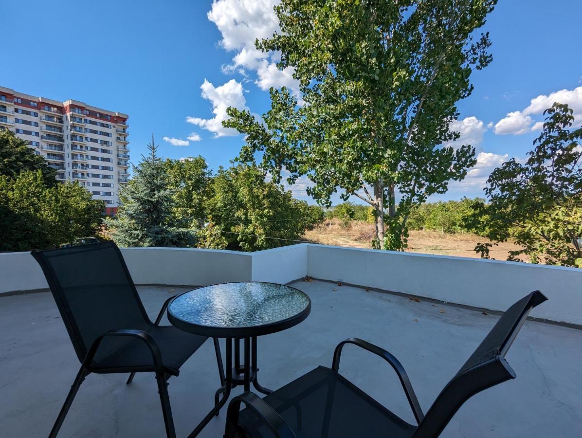 Horizon View Villa - Lakefront Terrace Suite Bucarest Exterior foto